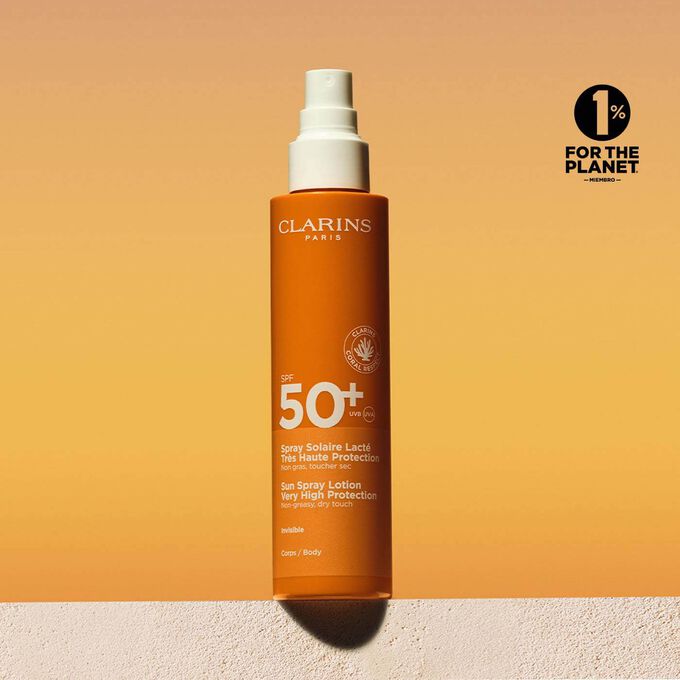 Foto del envase del spray de loción corporal solar factor 50 con un mensaje que anuncia que Clarins se compromete con la protección del medio ambiente