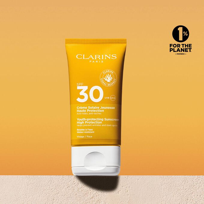 Foto del tubo de crema solar facial factor 30 con un mensaje que anuncia que Clarins se compromete con la protección del medio ambiente