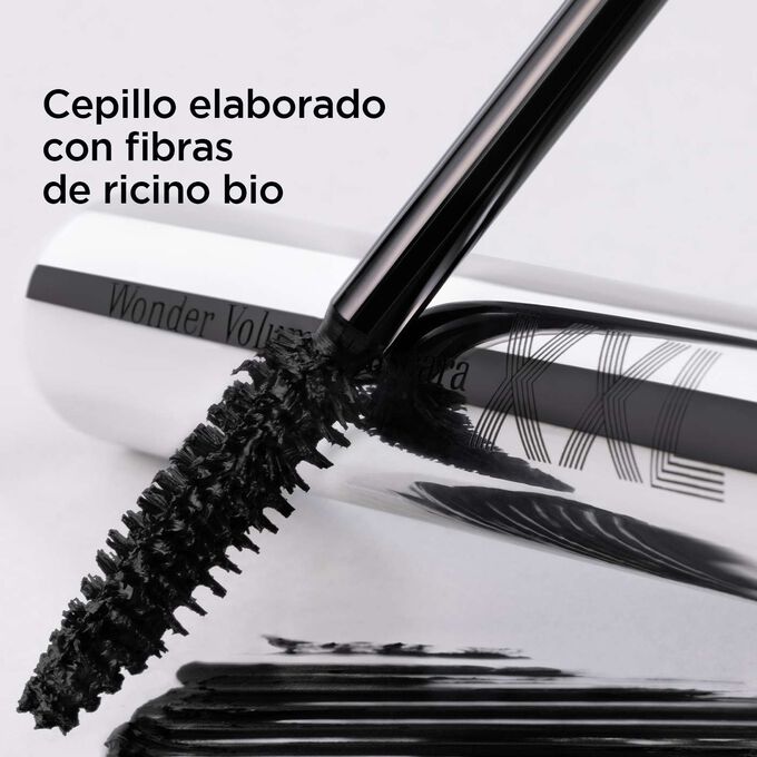 Primer plano del cepillo de la máscara XXL negra de Clarins para destacar su composición de fibras de ricino bio