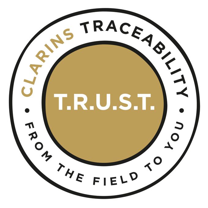 Logotipo de la etiqueta Clarins T.R.U.S.T. diseñada para destacar la trazabilidad de sus productos e ingredientes