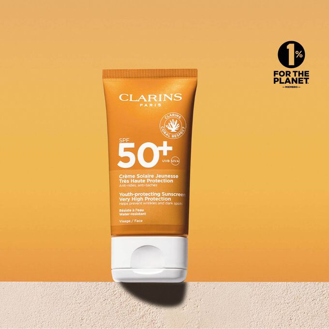 Foto del tubo de crema solar facial factor 50 con un mensaje que anuncia que Clarins se compromete con la protección del medio ambiente