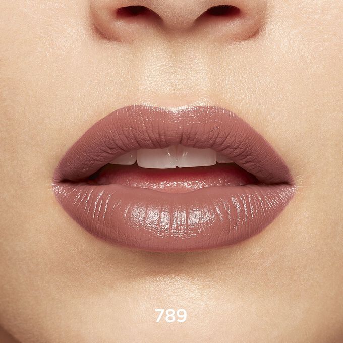 Primer plano de una sonrisa para mostrar la textura y el color de la barra de labios Joli Rouge moca en su tono de piel