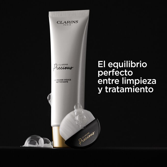 Limpiador facial espumoso de Clarins, con un fondo negro, acompañado de un texto en el que se detallan sus efectos de limpieza y tratamiento